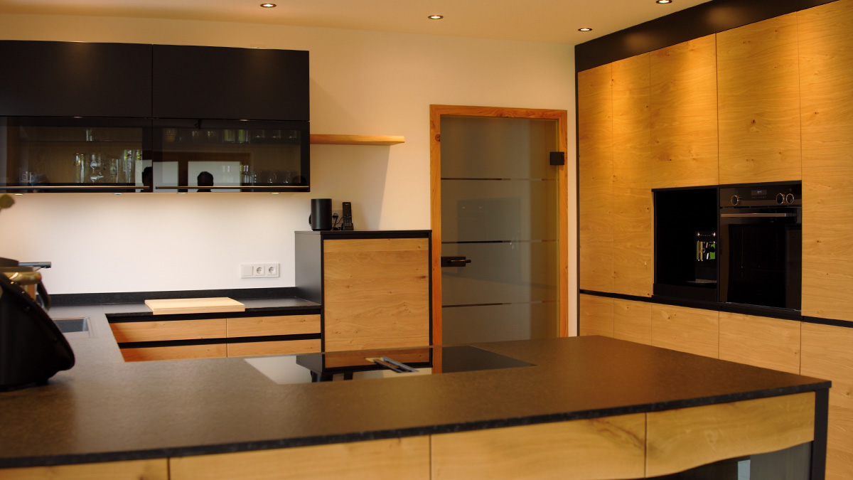 Küche Holz mit schwarz