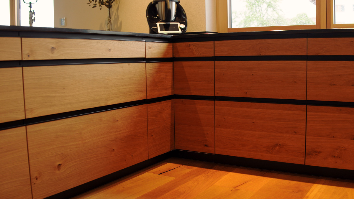 Schubladen in Eiche mit schwarzen Elementen