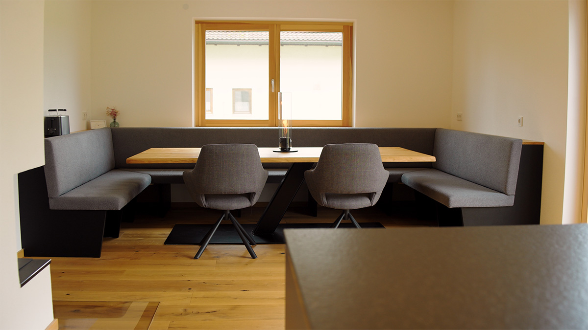 Sitzgruppe mit Eckbank und Eichentisch
